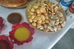 stol-s-blyudami-3-1-300x226