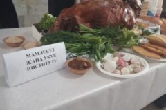 stol-s-blyudami-300x226