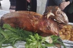 stol-s-blyudami-4-1-300x226